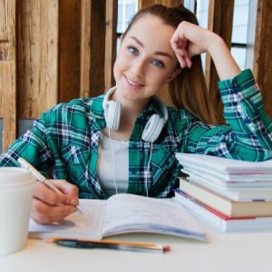 勉強する女性